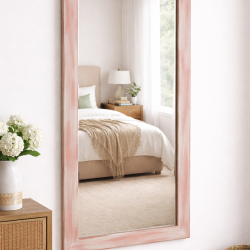 Espelho de parede retangular com moldura em tons de encarnado