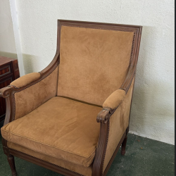 Poltrona vintage em tecido castanho