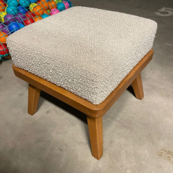 Puff de madeira e tecido cinza