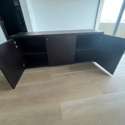 Aparador moderno com tampo de vidro - Preto