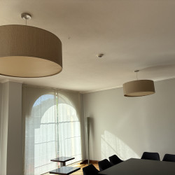 Par de abat-jours em tecido bege